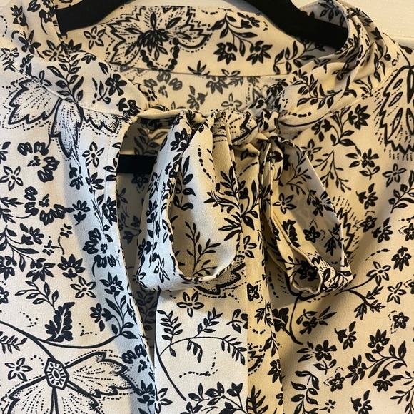 LOFT Blouse Size XXL Cream and Black Floral, Long Sleeves, High Collar, Tie-Back - Picture 4 of 5